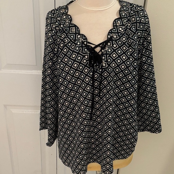 MICHAEL Michael Kors Black Diamond Pattern Blouse in size small. - Picture 1 of 9